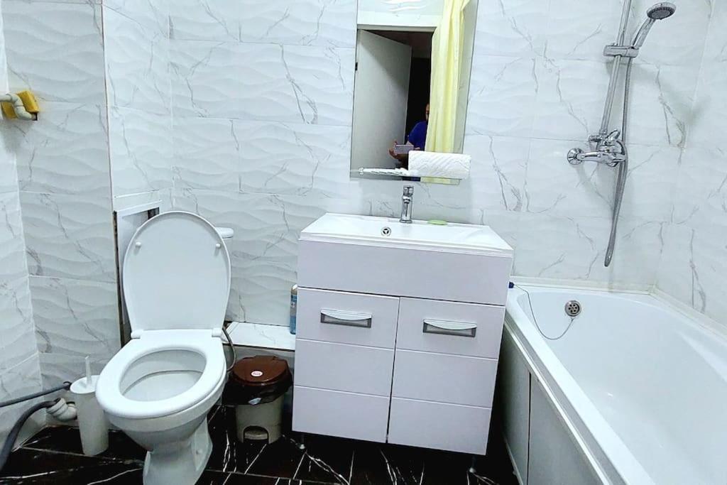 Аэропорт 10 Минут Appartement Astana Buitenkant foto